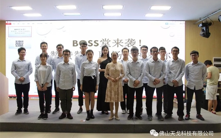 易助與佛大學(xué)生 易助與佛大學(xué)生