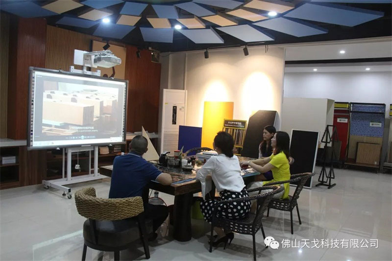 黃董陪同會(huì)長蘭芳觀看我司宣傳視頻 黃董陪同會(huì)長蘭芳觀看我司宣傳視頻