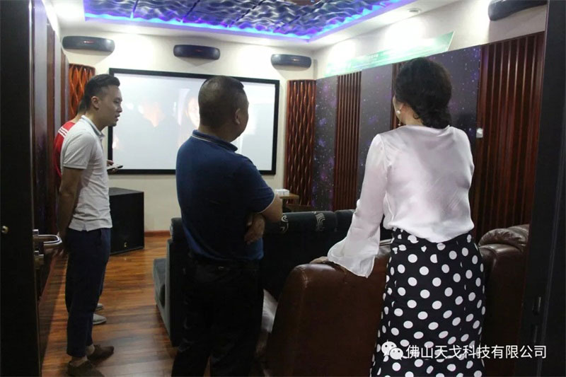 黃董陪同會(huì)長蘭芳參觀我司家庭影院體驗(yàn)廳 黃董陪同會(huì)長蘭芳參觀我司家庭影院體驗(yàn)廳